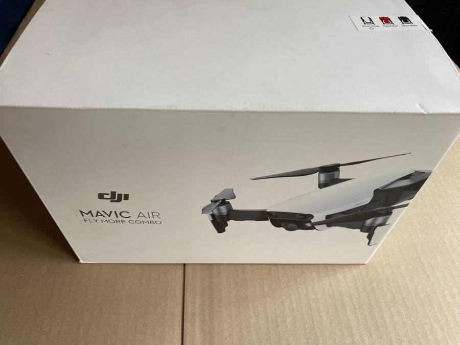 BOXED DJI MAVIC AIR WHITE|REMOT CONTROLLER|4 BATTERIES|POUCH|BOX| 2 SET OF PROPELLERS|GOOD CONDITION
